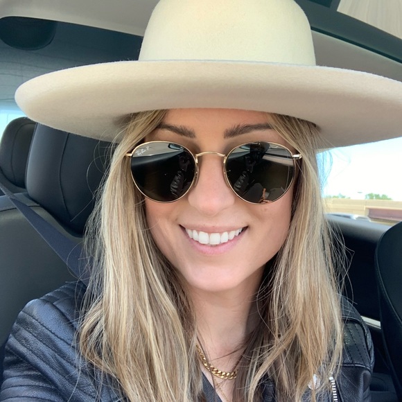 Hi fellow poshers - I’m Marianne. 👋 - Picture 1 of 3